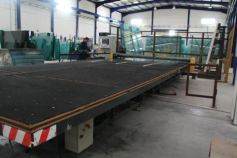 Mesa de corte automático de vidrio float en Dicrisur