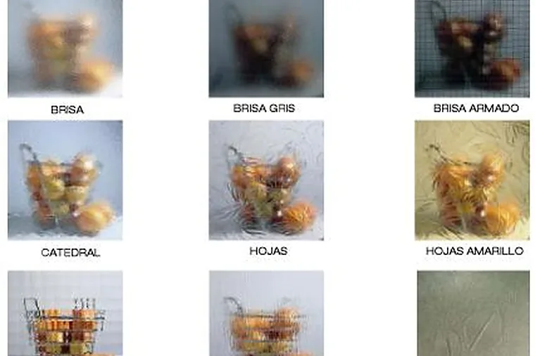 Muestrario de vidrios impresos con distintos grabados decorativos